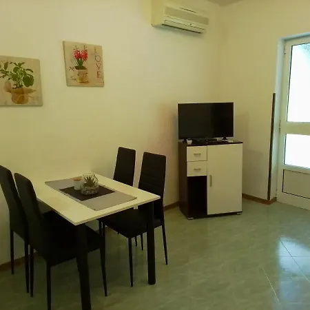 Leni Apartment *
